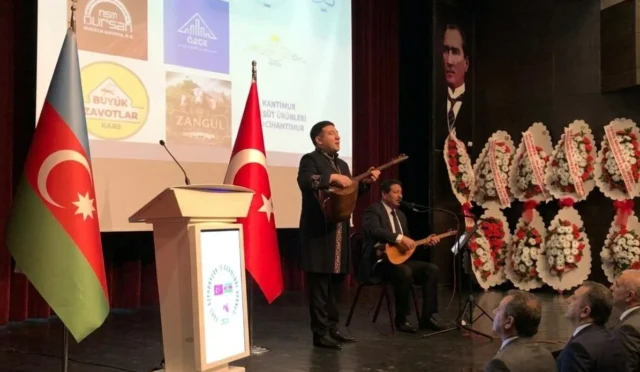 Âşık Elesger'in vefatının 100. yılı anma etkinliği Kars'ta düzenlendi, sanatçılar sahnede.