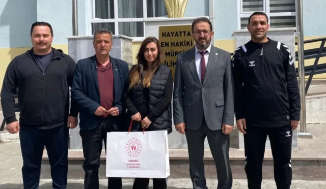 Gençlik ve Spor Müdürlüğü'nden okullara spor malzemesi desteği