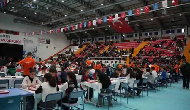 Kars'ta Akıl ve Zeka Oyunları İl Seçmeleri'ne katılan öğrenciler yarışıyor