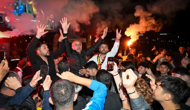 Malatya Yeşilyurtspor futbol takımı sahada kutlama yaparken