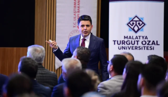 Ulaştırma ve Altyapı Bakan Yardımcısı Osman Boyraz, Malatya'da öğrencilerle bir araya geldiği etkinlikte konuşma yapıyor.