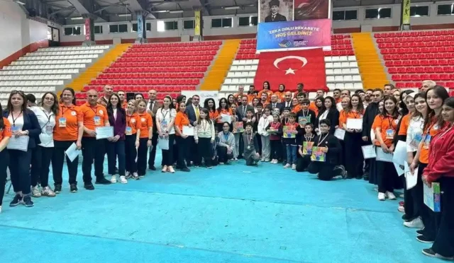 Kars'ta düzenlenen Akıl ve Zeka Oyunları İl Turnuvası'nda öğrenciler mücadele ediyor.