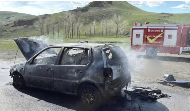 Erzurum'da seyir halindeyken alev alan otomobil