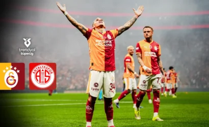 Galatasaraylı futbolcular şampiyonluk kutlaması yaparken