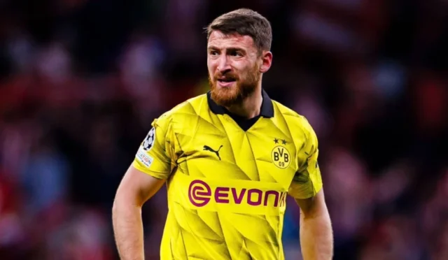 Milli futbolcu Salih Özcan, Borussia Dortmund taraftarlarıyla vedalaşıyor.