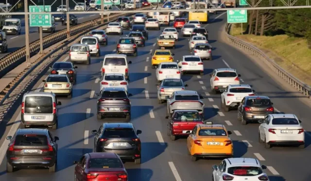 İstanbul'da etkinlik nedeniyle trafiğe kapanan yolları gösteren uyarı tabelası