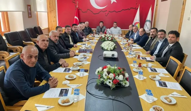 Kars'ta Doğu Kapı Sınır Kapısı ve Azerbaycan uçak seferleri hakkında yapılan toplantı