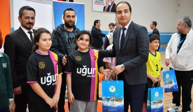 Malatya'da düzenlenen okullararası basketbol turnuvası finalinde şampiyon olan takımlara ödülleri veriliyor.