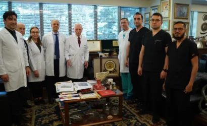 Prof. Dr. Mehmet Haberal, Mısır'da düzenlenen zirvede organ nakli alanındaki liderliği nedeniyle 'global ikon' olarak anıldı ve onur plaketi aldı.