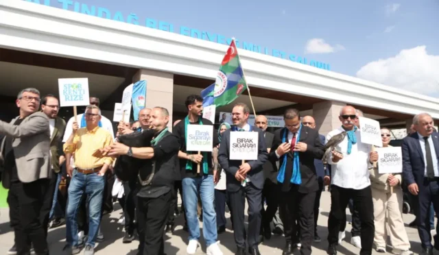 Sağlık Bakan Yardımcısı Şuayıp Birinci, bağımlılıkla mücadele konulu bir sunum yaparken