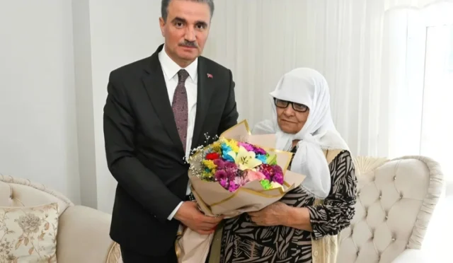 Erzurum Valisi, Anneler Günü'nde bir şehit annesini ziyaret ederek çiçek takdim ediyor.