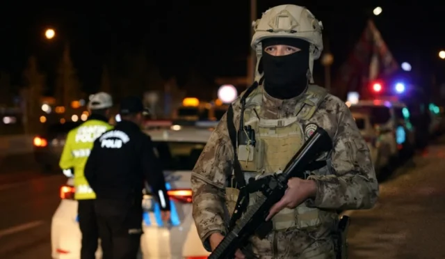 Erzurum şehir girişinde polis kontrol noktası ve trafik denetimi