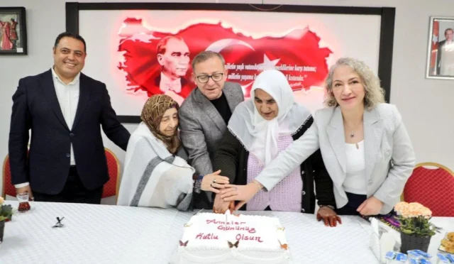 Kars Valisi Ziya Polat ve eşi Pınar Filiz Polat, Anneler Günü dolayısıyla huzurevi sakinlerini ziyaret etti.