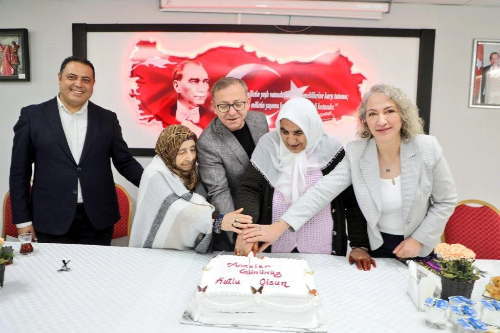Kars Valisi Ziya Polat ve Eşi Pınar Filiz Polat’tan Huzurevi Sakinlerine Anneler Günü Ziyareti