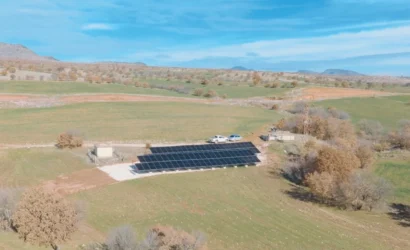 Tüprag'ın çevre dostu güneş enerjisi projesi için alınan uluslararası ödülü temsil eden görsel