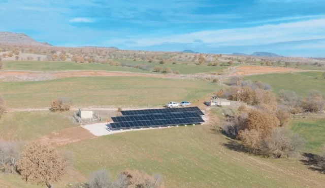 Tüprag'ın çevre dostu güneş enerjisi projesi için alınan uluslararası ödülü temsil eden görsel
