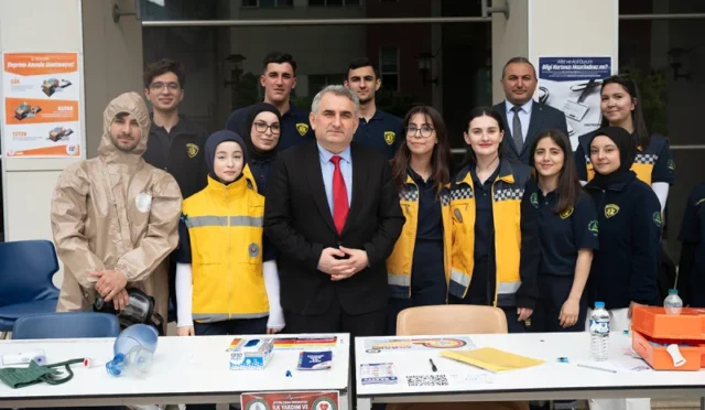 Artvin Çoruh Üniversitesi'nde ilk yardım farkındalığı eğitimi sırasında kalp masajı gösterimi yapılıyor.