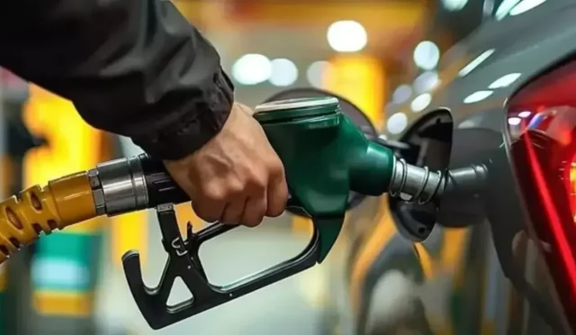 Motorin fiyatlarının arttığına dair akaryakıt istasyonunda pompa görseli