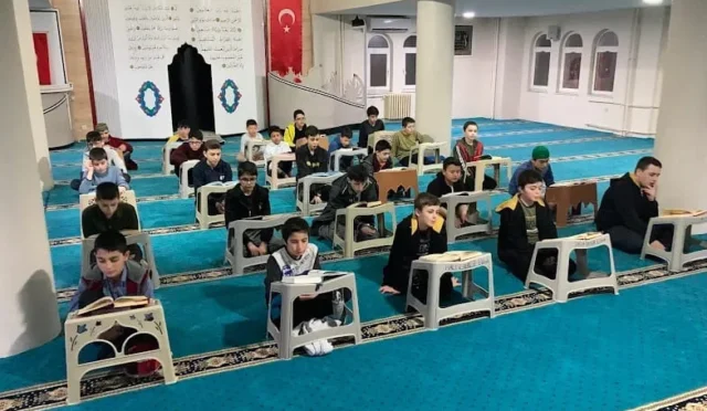 Kırıkkale'de çocuklar camide düzenlenen etkinliklere katılıyor