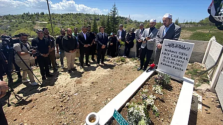 Gazeteci Arif Çakmak'ın Elazığ'daki kabri başında düzenlenen anma töreninden bir kare