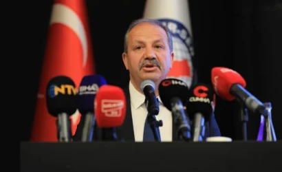 Sağlık-Sen Genel Başkanı Mahmut Faruk Doğan, Hemşireler Günü etkinliğinde konuşma yaparken