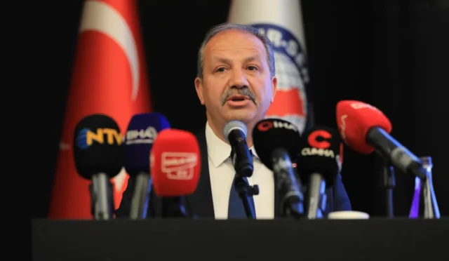 Sağlık-Sen Genel Başkanı Mahmut Faruk Doğan, Hemşireler Günü etkinliğinde konuşma yaparken