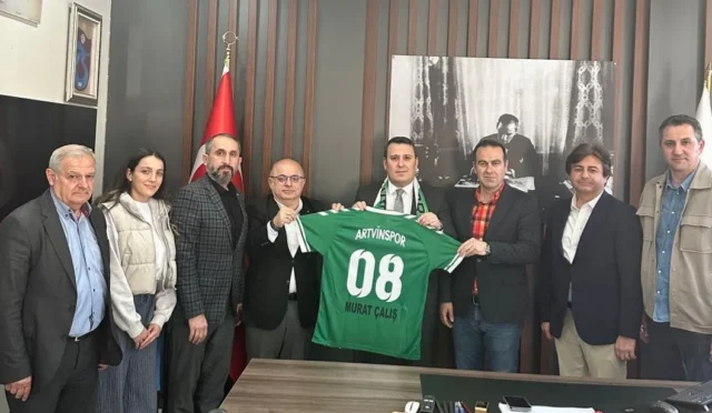 Artvinspor Kulübü Başkanı Yıldırım, kurum ziyaretleri kapsamında Artvin Cumhuriyet Başsavcısı Murat Çalış'a forma hediye ederken