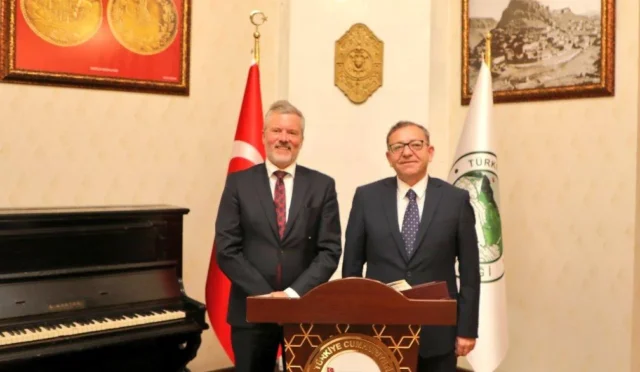 Norveç Büyükelçisi Andreas Gaarder, Kars Valisi Ziya Polat ile makamında görüşüyor.