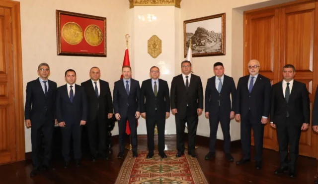 Nahçıvan Ekonomi Bakanı Kazım Hüseynaliyev, Kars Valisi Ziya Polat ile görüşüyor