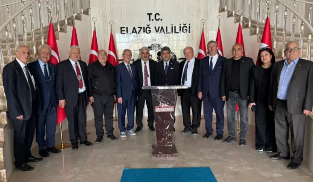 Türk Dünyası Gazeteciler Federasyonu heyeti, Elazığ Valisi Numan Hatipoğlu'nu makamında ziyaret ediyor.