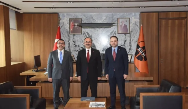 Milletvekili Adem Çalkın, Kars'taki karayolu projeleri ve ulaşım yatırımları hakkında açıklamalarda bulunuyor.