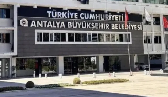 Antalya Büyükşehir Belediyesi'ne yönelik operasyon kapsamında polis ekipleri