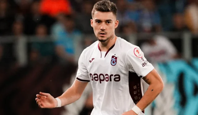 Trabzonsporlu futbolcu Ernest Muçi'nin gol sevinci