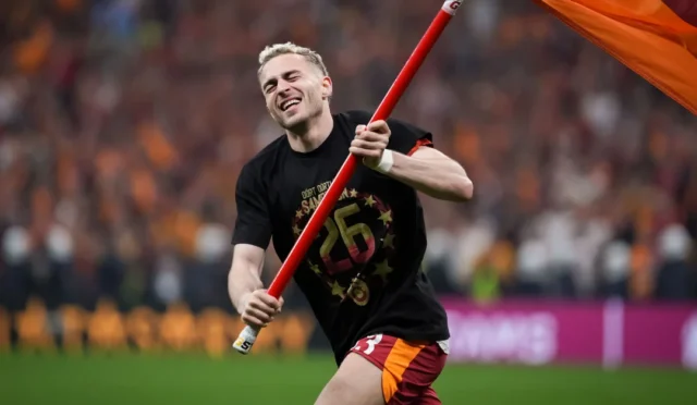 Galatasaraylı futbolcu Barış Alper Yılmaz, teknik direktör Okan Buruk ile birlikte