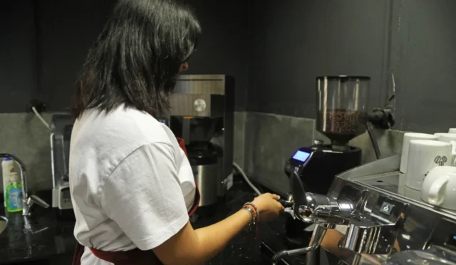 İsveç destekli H.O.P.E. in Action projesi kapsamında Ankara'da kadınlara ücretsiz barista eğitimi veriliyor.
