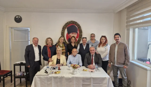 Kadın Futbolcular Derneği'nin yeni başkanı Bedri Akkerman ve yönetim kurulu üyeleri