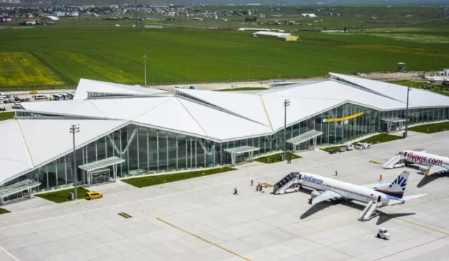 Kars Harakani Havalimanı'nda pilot eğitim uçuşları gerçekleştiriliyor