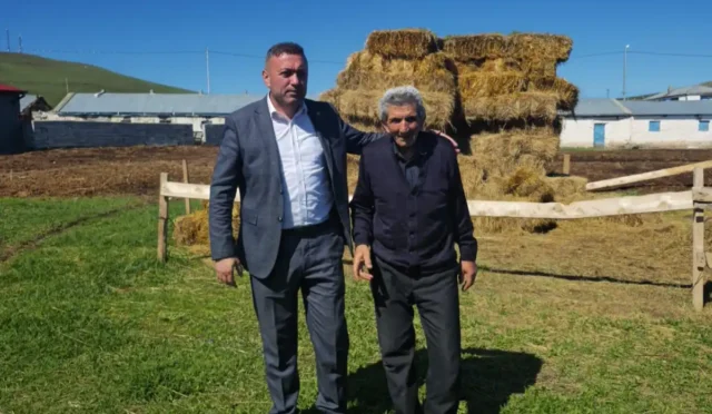 Kars Ziraat Odası Başkanı Özcan Müçük, çiftçileri tarlalarında ziyaret ederek Dünya Çiftçiler Günü'nü kutladı.