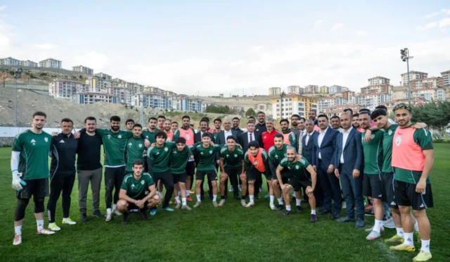 Malatya Büyükşehir Belediye Başkanı Sami Er, Malatya Yeşilyurtspor'a moral ziyaretinde bulundu.