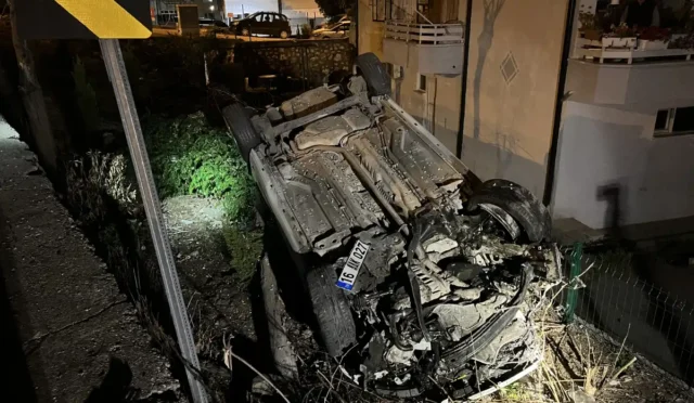 Bursa Mudanya'da gece meydana gelen trafik kazasında istinat boşluğuna uçan otomobil ve olay yeri incelemesi yapan polis ekipleri