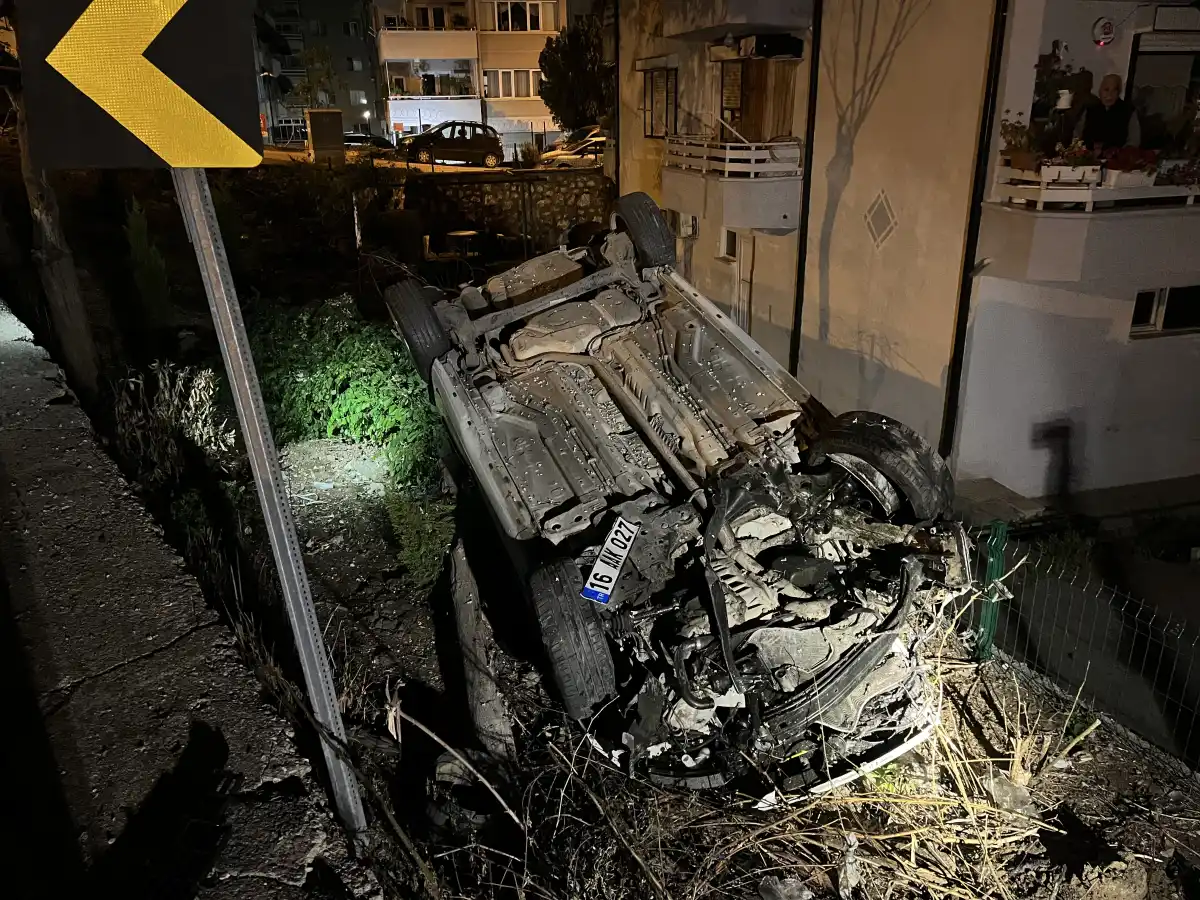 Bursa Mudanya’da Gece Yarısı Faciası: Otomobil İstinat Boşluğuna Uçtu, Sürücü Yaralandı