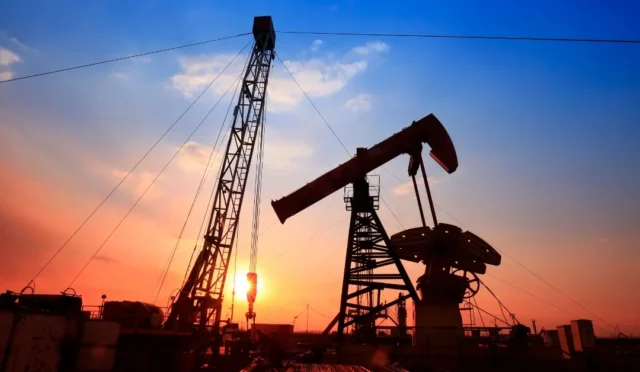 Orta Doğu geriliminin etkisiyle yükselen petrol fiyatları, Brent ve WTI varil fiyatları grafiği.