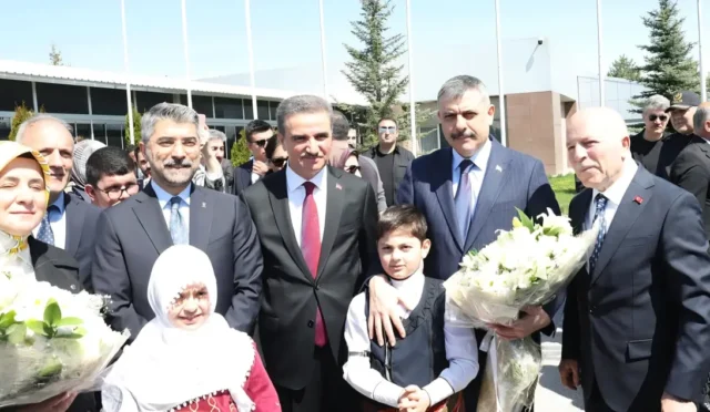 İçişleri Bakanı Mustafa Çiftçi'nin Erzurum Havalimanı'nda halk tarafından coşkuyla karşılanması