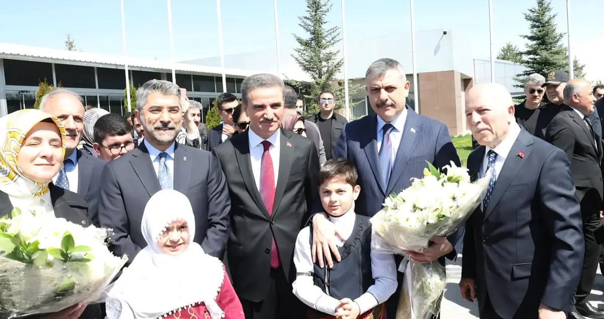 İçişleri Bakanı Mustafa Çiftçi Erzurum’a Geldi: Havalimanında Vatandaşlardan Yoğun İlgi