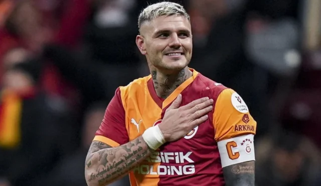 Galatasaraylı futbolcu Mauro Icardi'nin sarı-kırmızılı formayla poz verdiği bir fotoğraf