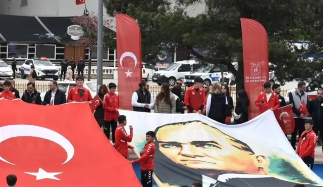 Erzurum'da 19 Mayıs Atatürk'ü Anma, Gençlik ve Spor Bayramı kutlamalarına katılan gençler ve vatandaşlar