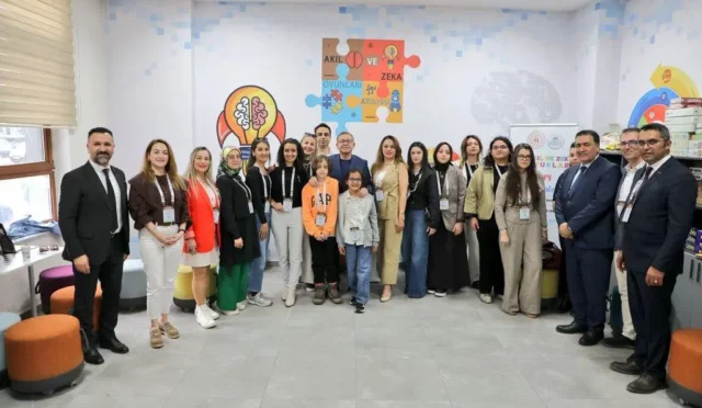 Kars Valisi Ziya Polat, 11. Ulusal Üstün Yetenekliler Kongresi'nde genç yeteneklerin eserlerini inceledi.