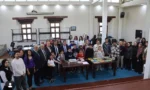 Kars'ta Engelliler Haftası kapsamında düzenlenen sanat ve oyun etkinliğinde özel gereksinimli çocuklar ebru çalışması yapıyor.