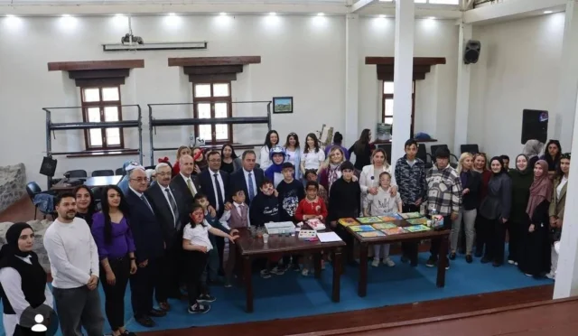 Kars'ta Engelliler Haftası kapsamında düzenlenen sanat ve oyun etkinliğinde özel gereksinimli çocuklar ebru çalışması yapıyor.