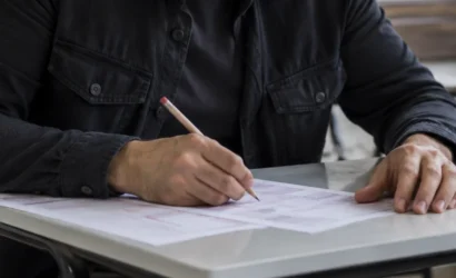 İş Sağlığı ve Güvenliği (İSG) uzmanlığı sınavı için sınava girecek adayların toplandığı bir sınav merkezi görüntüsü.